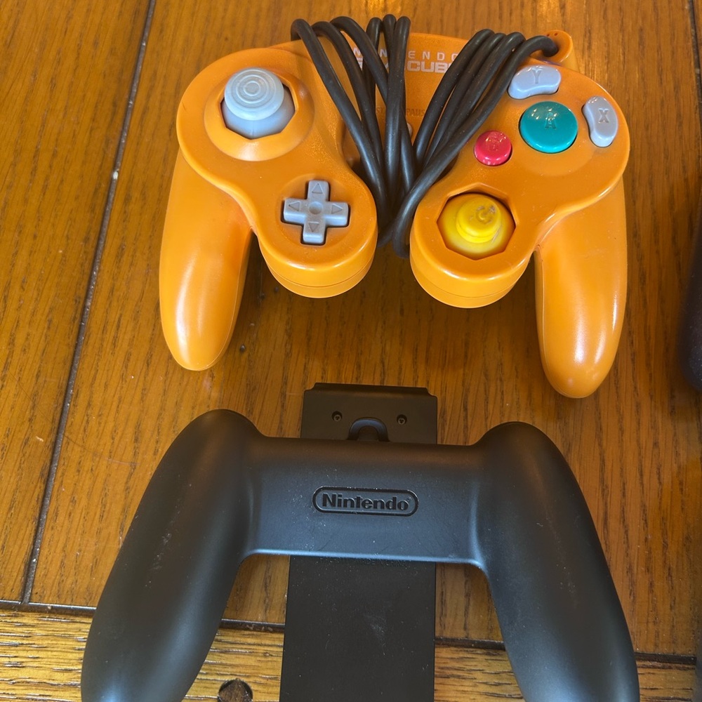 Nintendo Switch OLED with Super Smash Brothers, pro controllers π - Picture 6 of 6